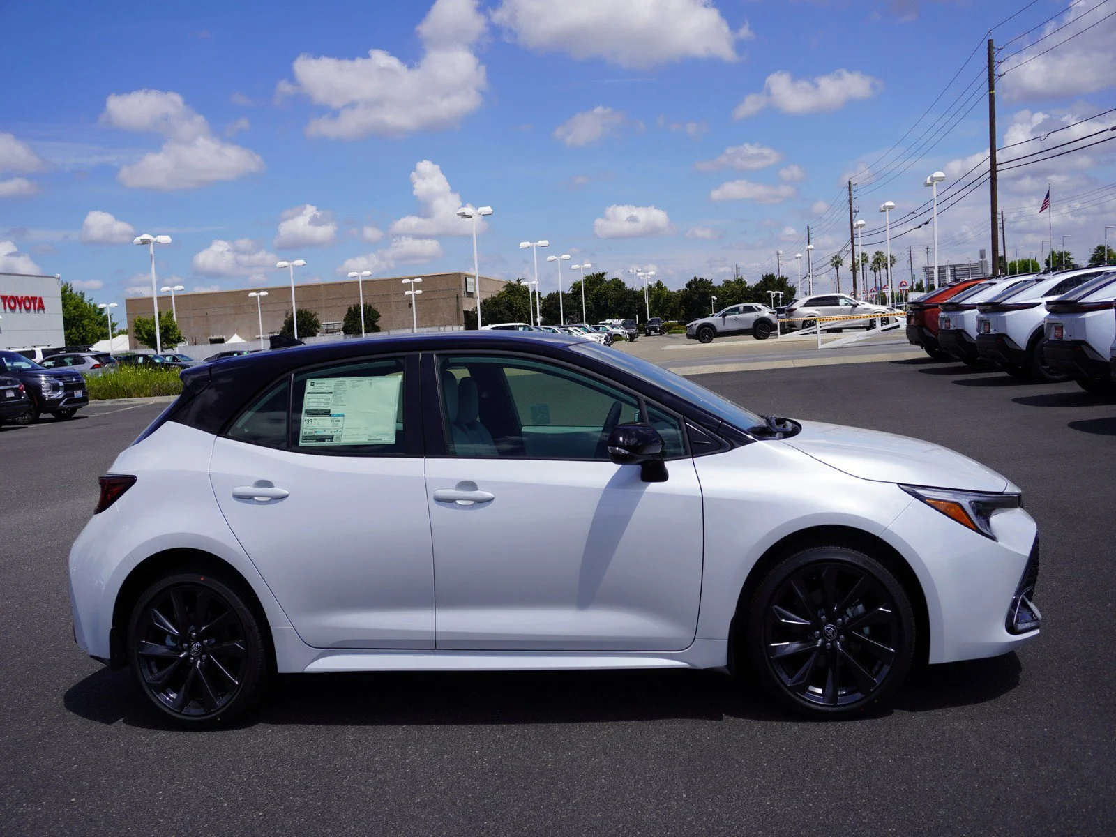 New 2026 Wind Chill Pearl/Midnight Black Metallic Toyota XSE image 4