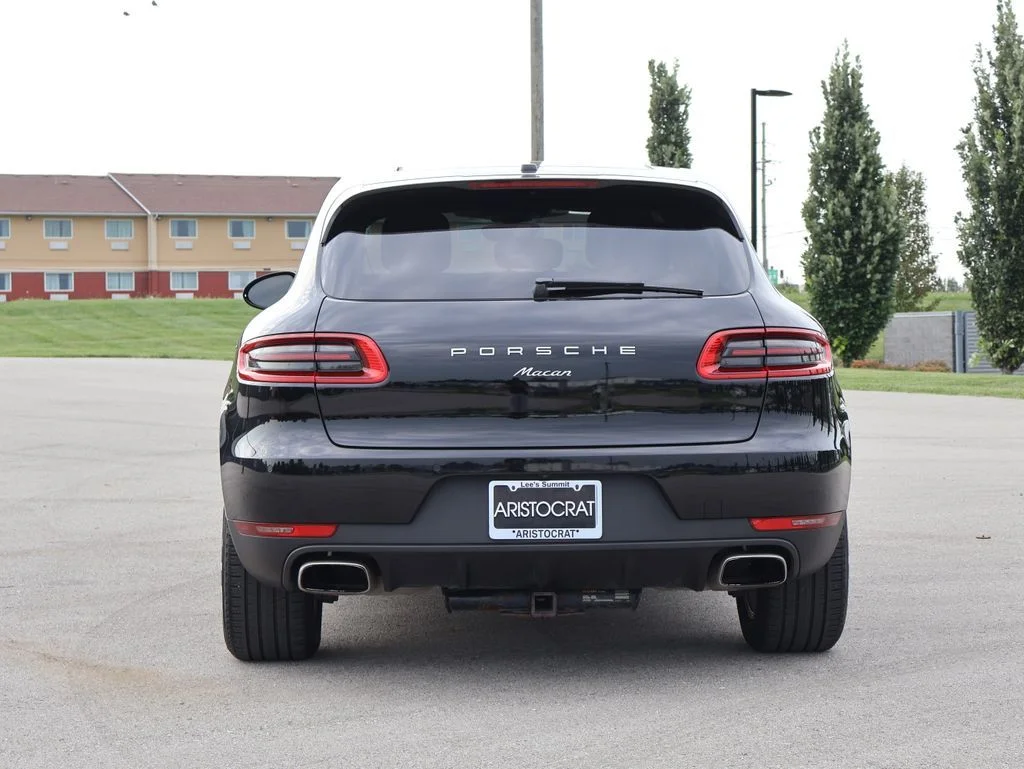 Used 2018  Porsche Base image 6