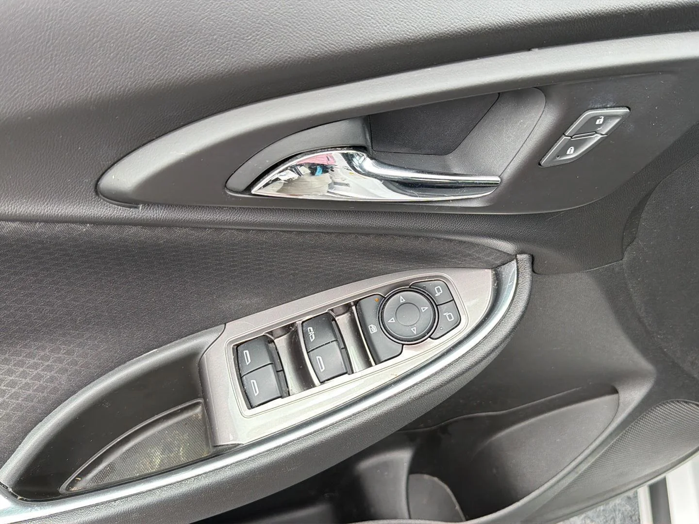 Used 2018 Summit White Chevrolet LT image 29