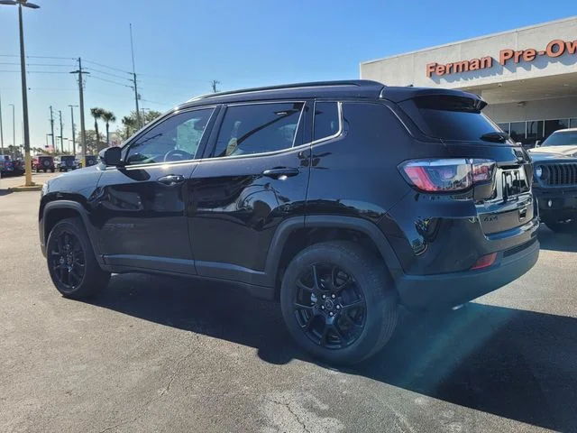 New 2026 Diamond Black Crystal Pearl-Coat Exterior Paint Jeep Latitude image 5