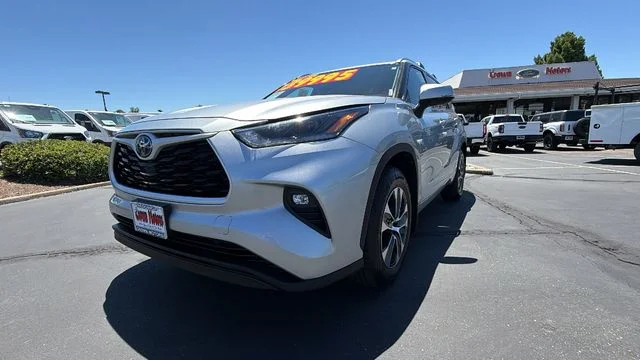 Used 2021 Silver Toyota XLE image 9