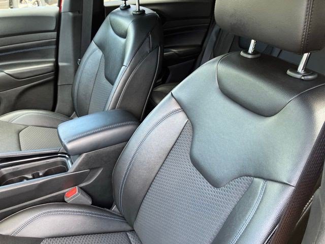 Certified Used 2025 Red Hot Pearlcoat Jeep Latitude image 10