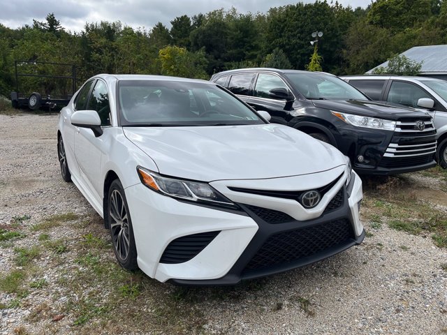 Used 2018 Super Whit Toyota SE image 1
