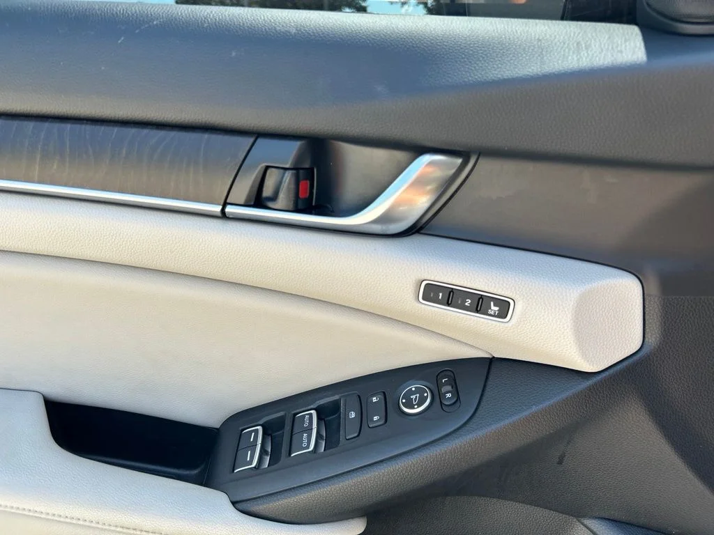 Used 2018 White Honda EX-L image 14