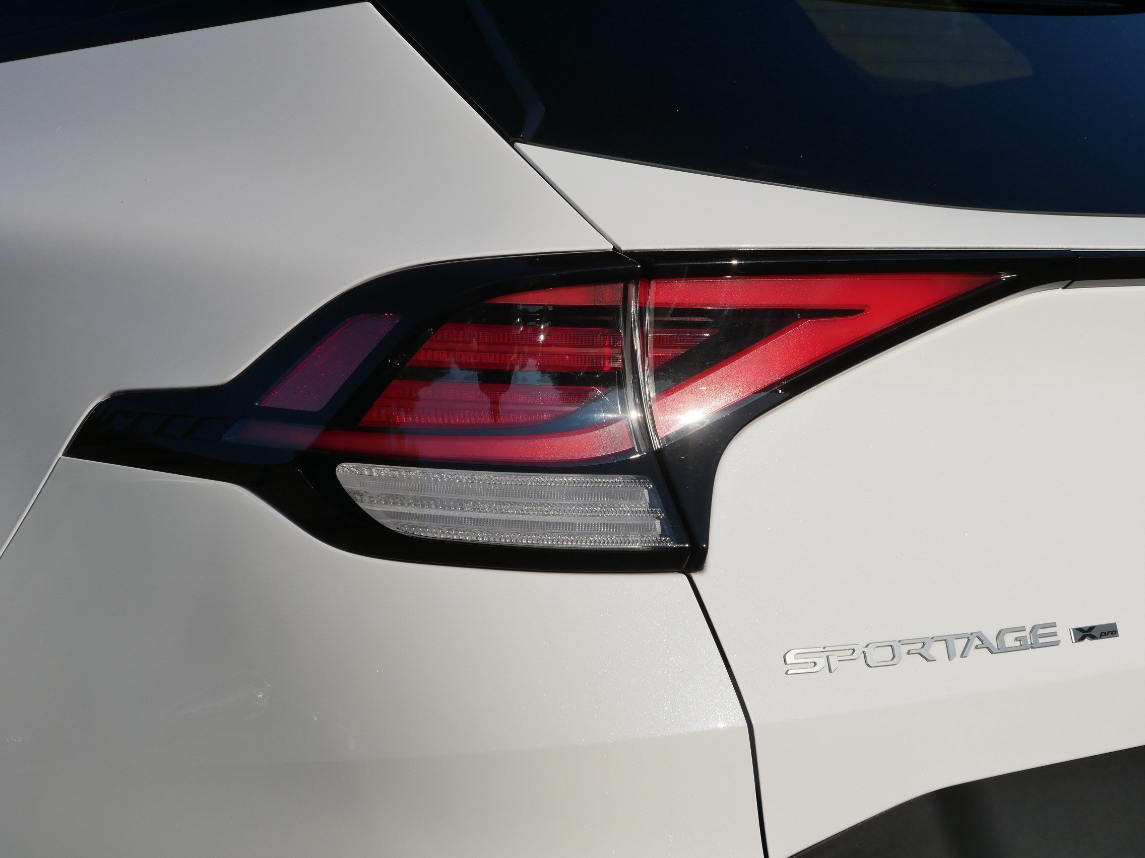 Used 2024 Glacier White Pearl/Ebony Black Roof Kia X-Pro Prestige image 17
