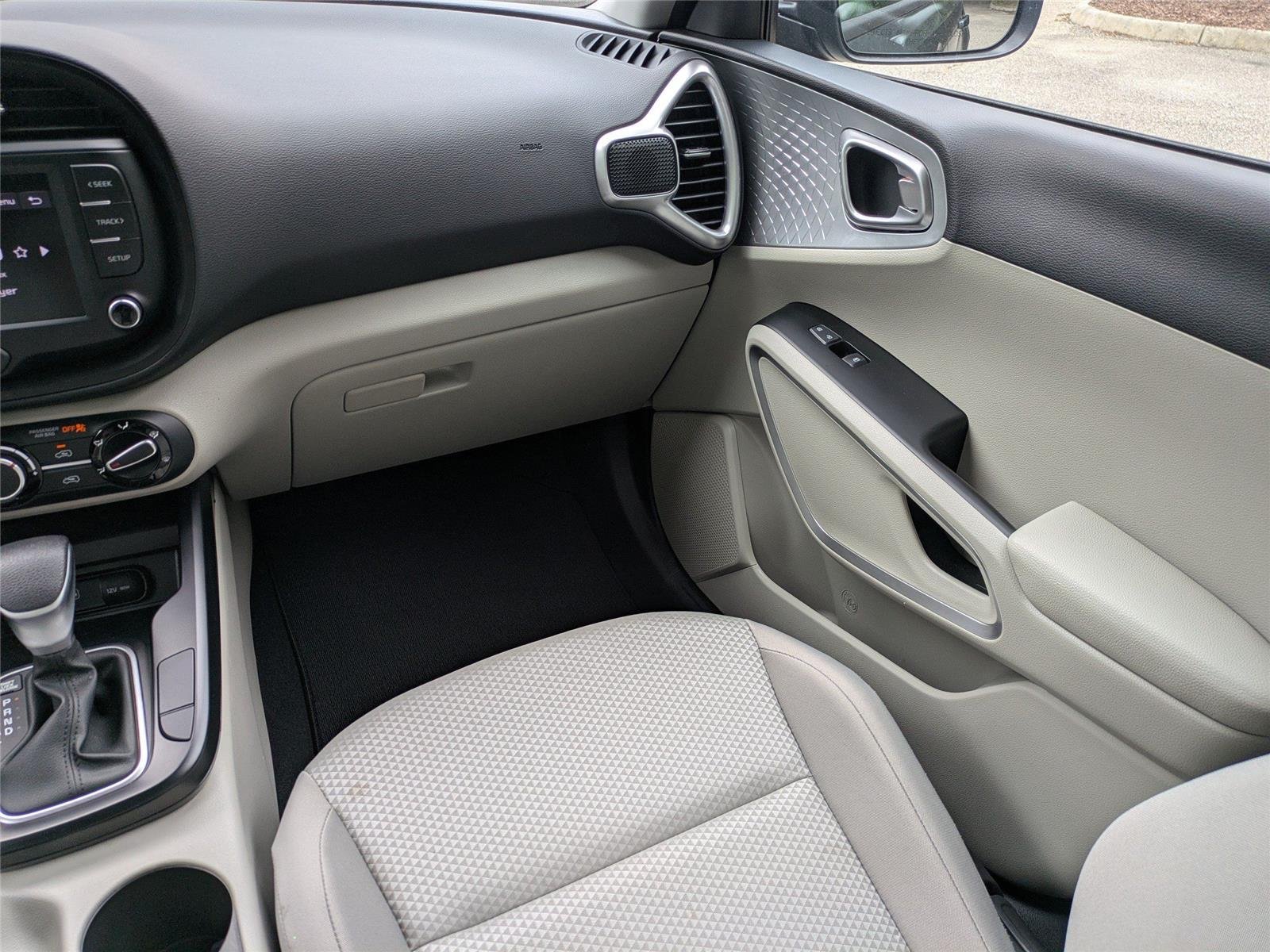 Used 2025  KIA  image 17