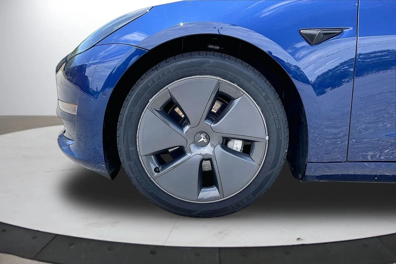 Used 2021  Tesla Standard Range Plus image 35