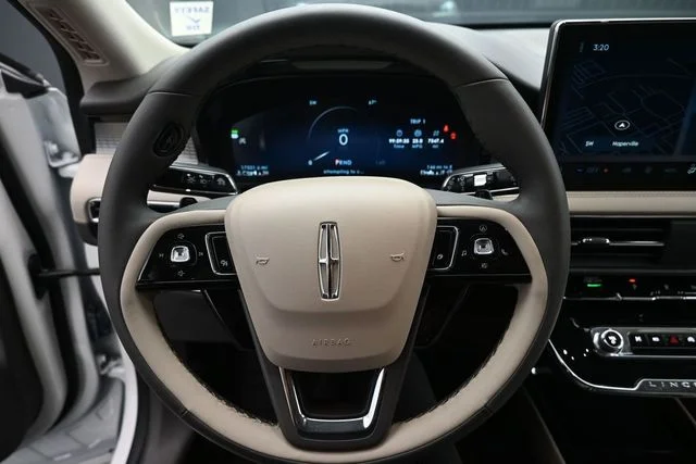 Used 2023 Pristine White Lincoln Standard image 11