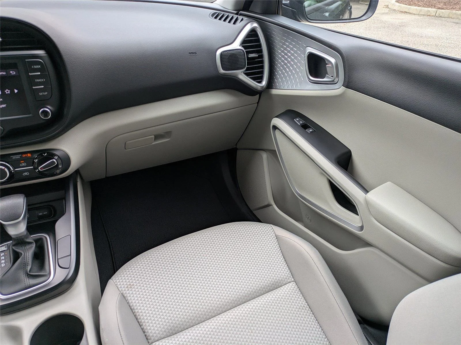 Used 2025  KIA  image 17