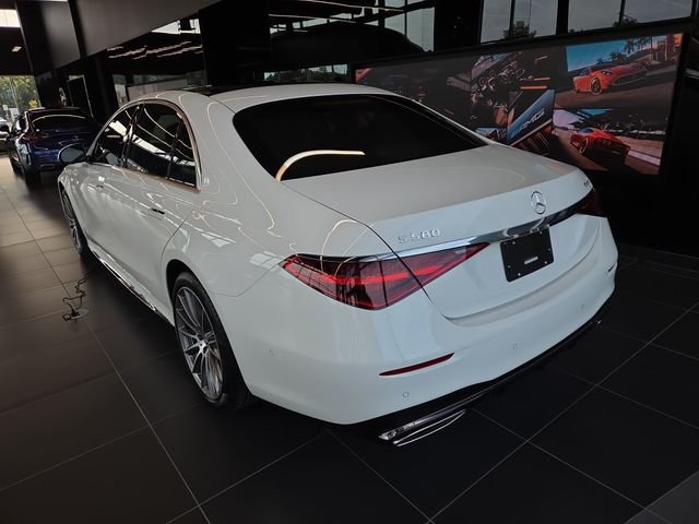 New 2026 MANUFAKTUR Moonlight White Metallic Mercedes-Benz S580 image 3
