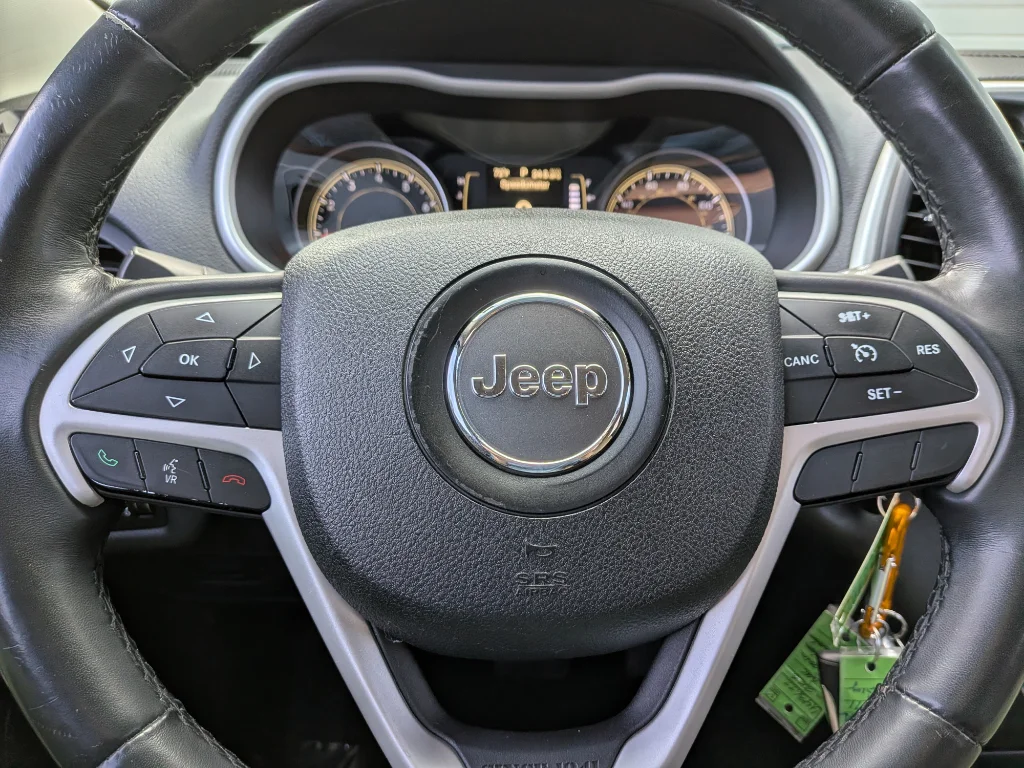 Used 2015 Brilliant Black Crystal Pearlcoat Jeep Latitude image 11