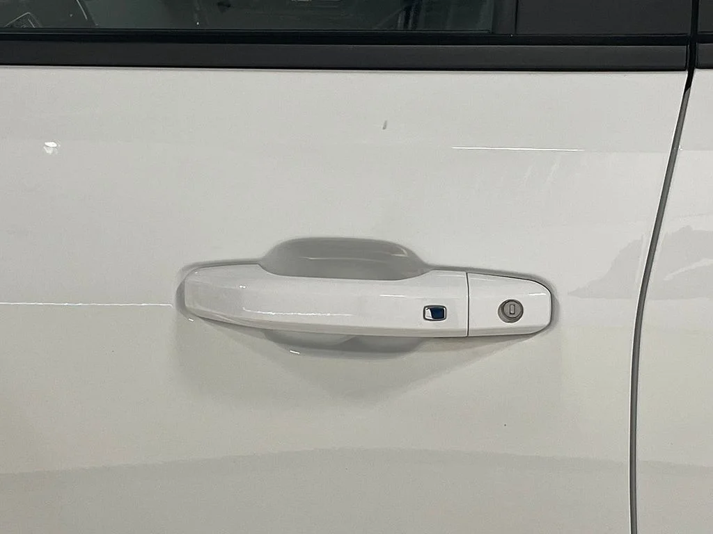 Used 2024 White GMC Elevation image 17