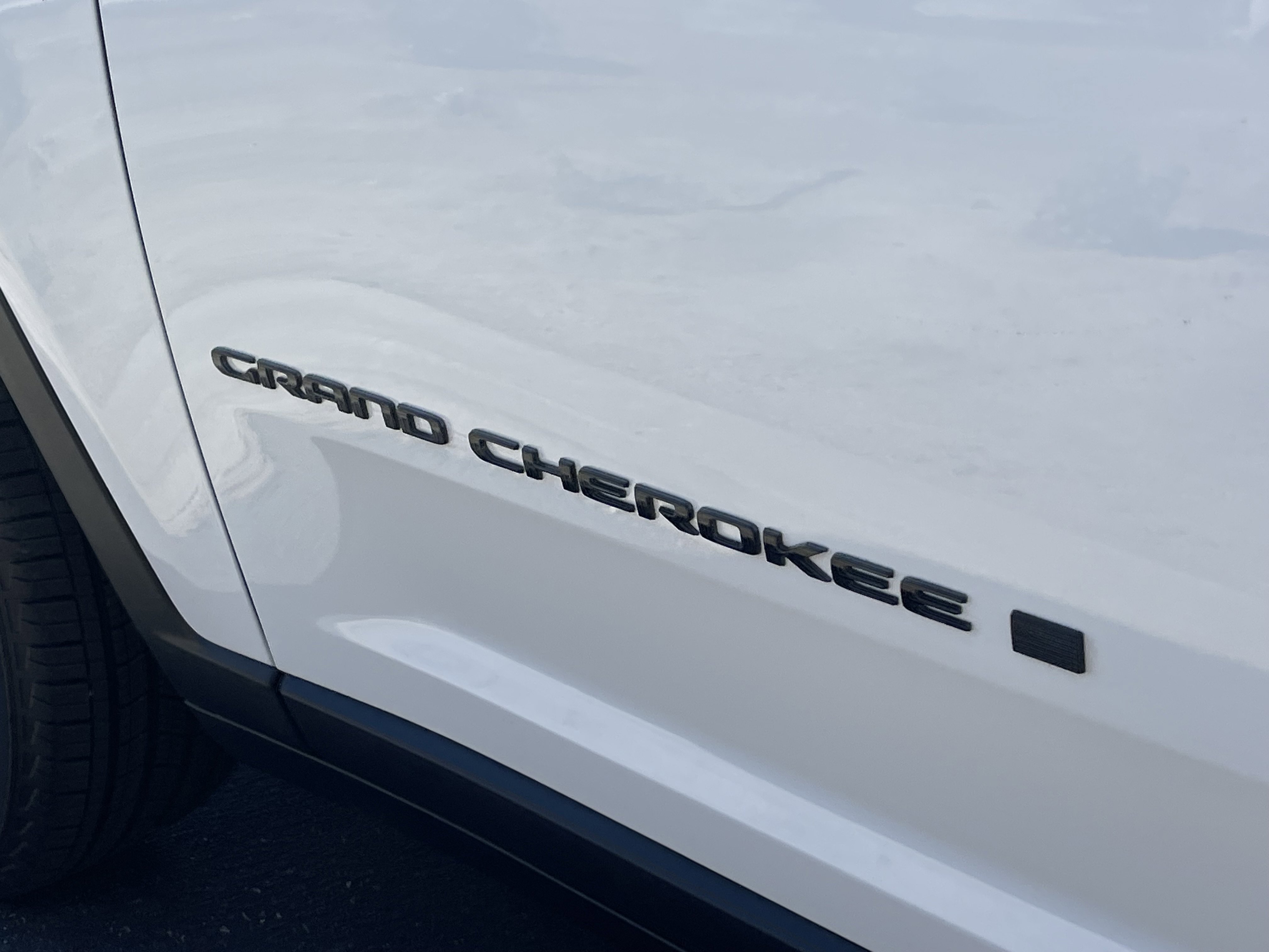 New 2026 Bright White Clear-Coat Exterior Paint Jeep Laredo Altitude image 11