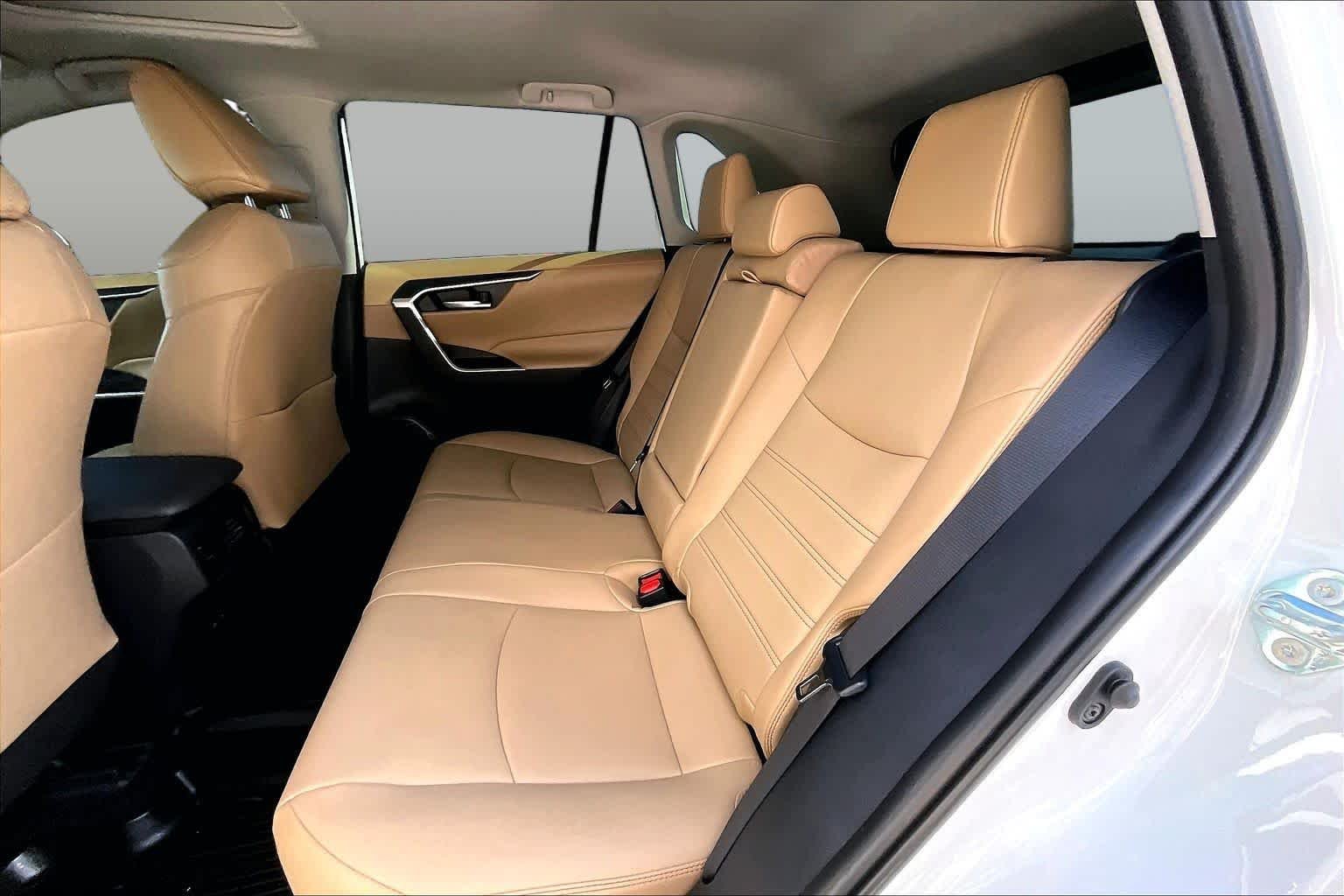 Used 2025 Wind Chill Pearl Toyota XLE Premium image 21