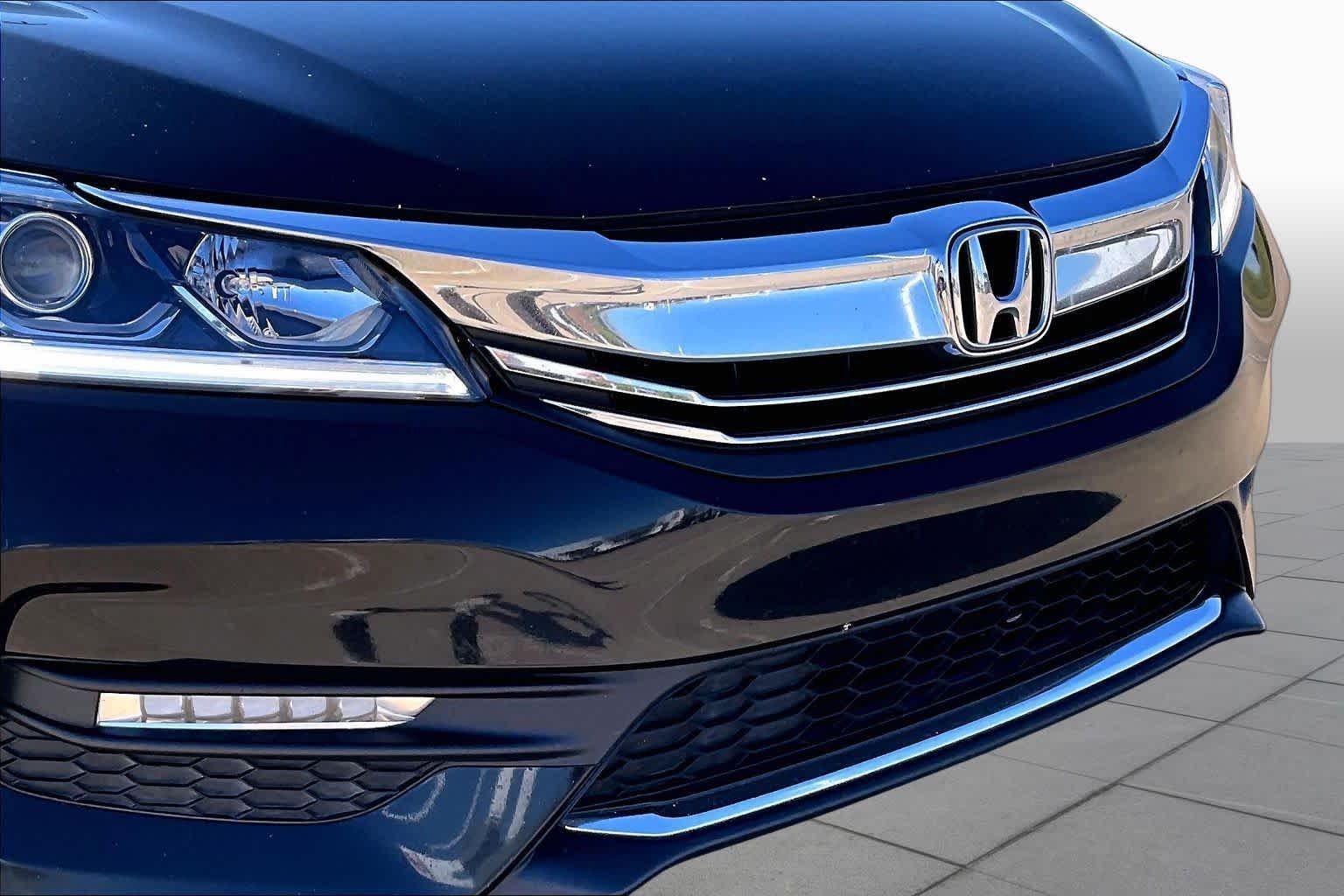 Used 2016 Crystal Black Pearl Honda EX-L image 28