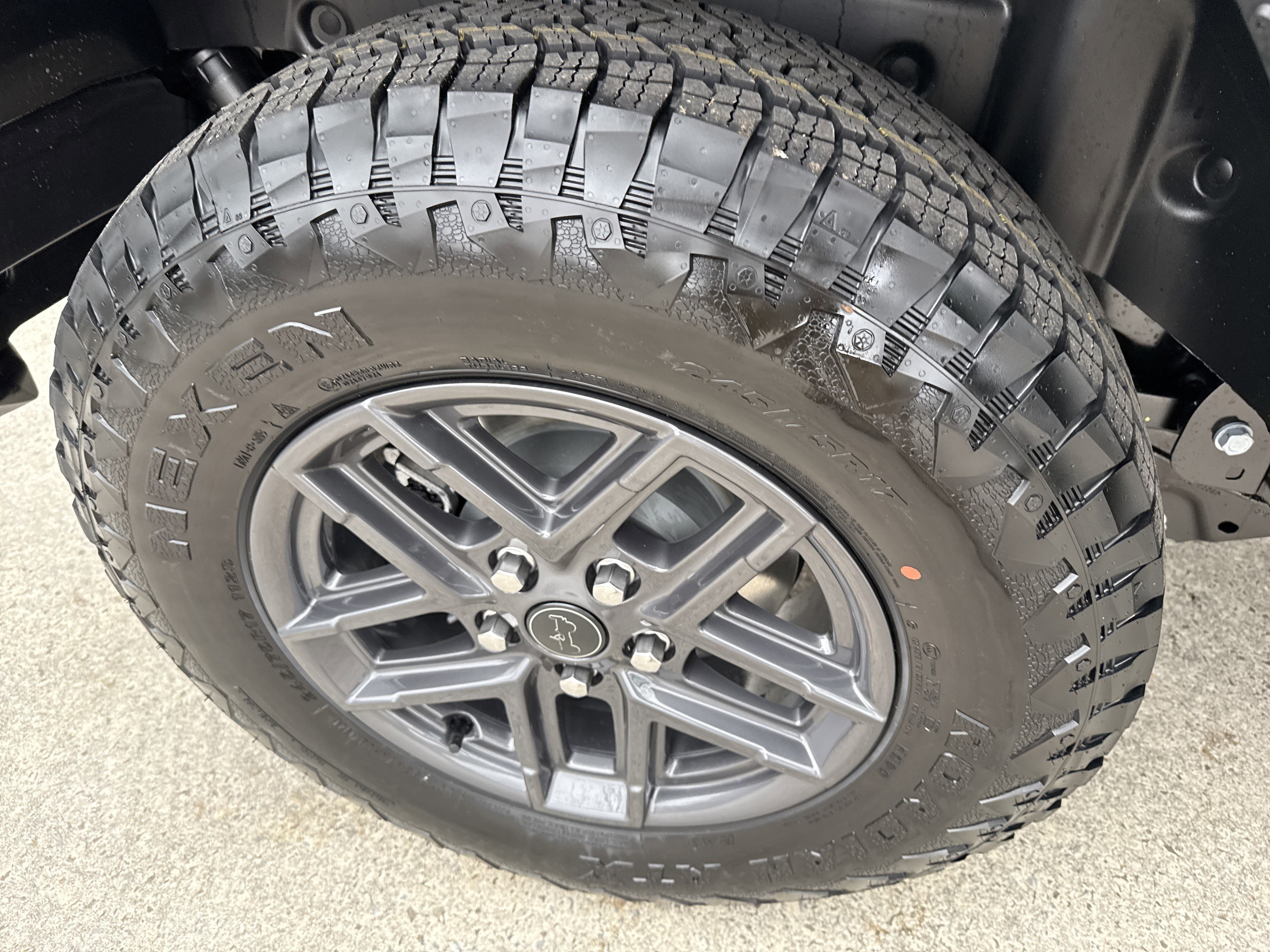 New 2026 Granite Crystal Metallic Clearcoat Jeep Sport S image 18