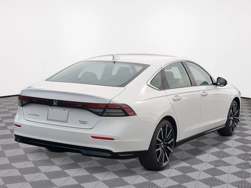 New 2026 Platinum White Pearl Honda Touring Hybrid image 5