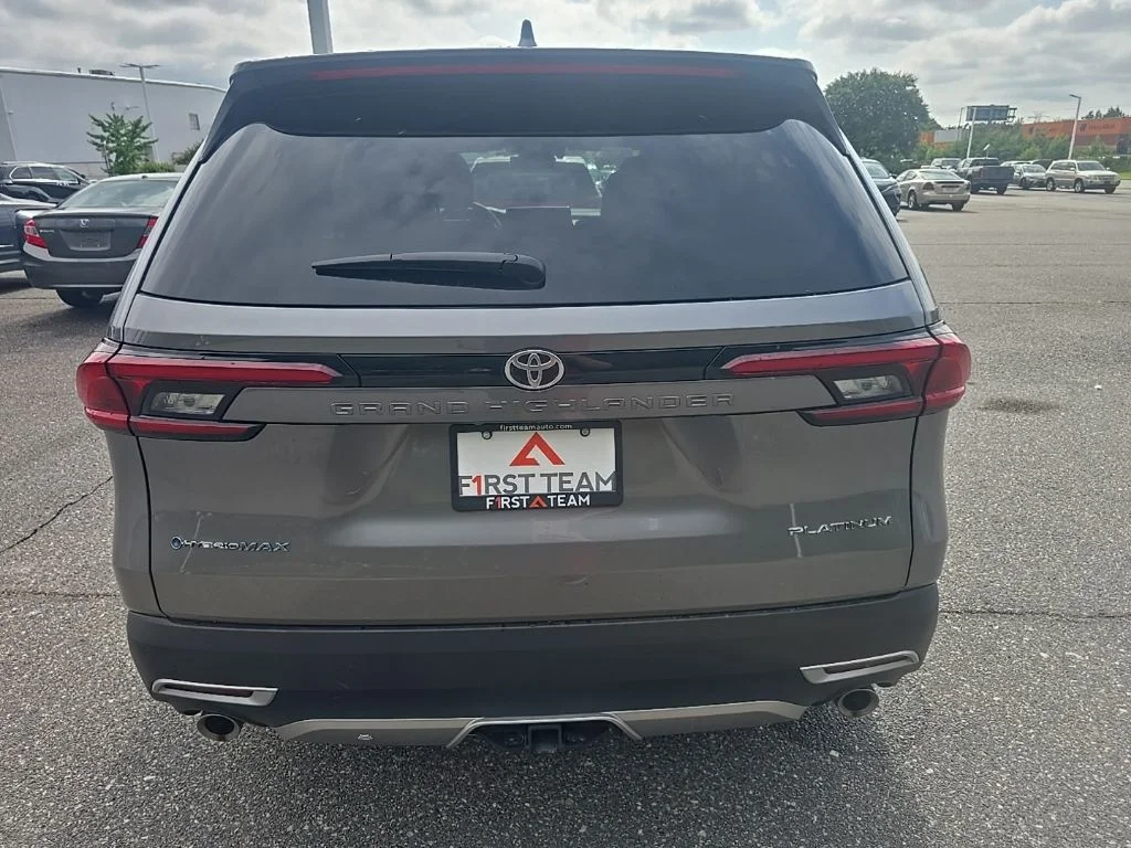 Used 2025  Toyota  image 6