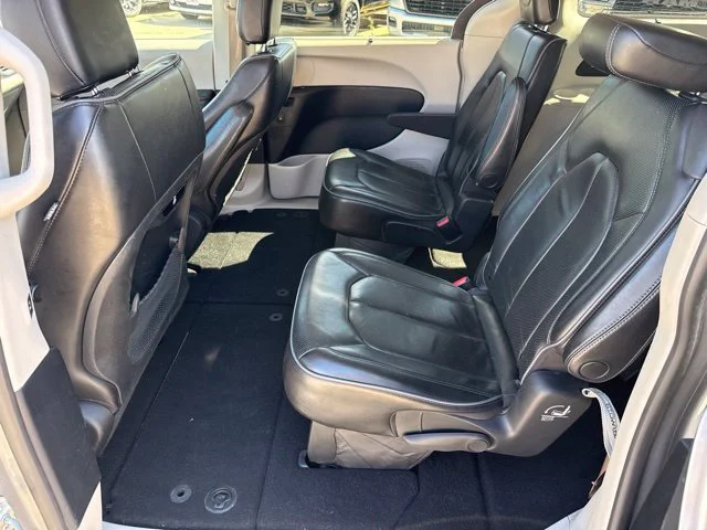 Used 2020 Silver Chrysler Limited image 15