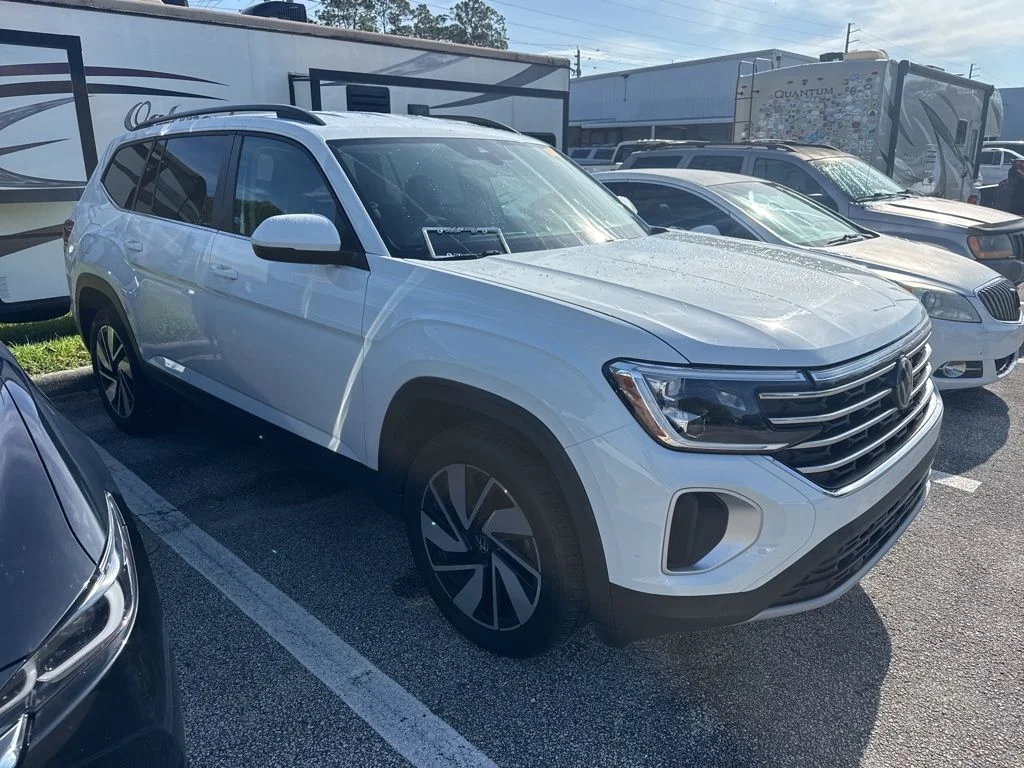 Used 2024  Volkswagen 2.0T SE w/Technology image 1