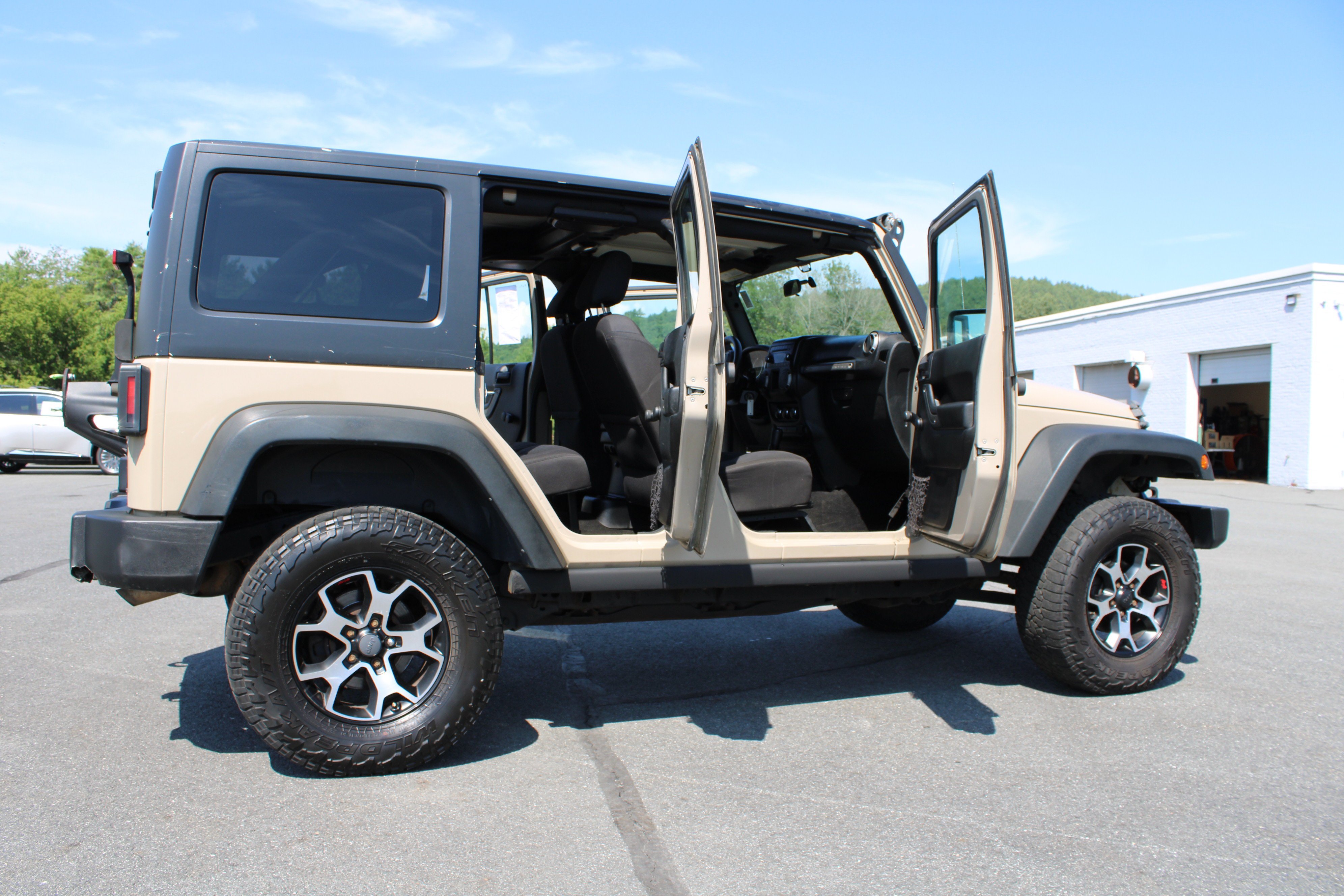 Used 2016 Mojave Sand Clearcoat Jeep Sport image 17