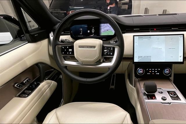 Used 2023 White Land Rover SE image 4