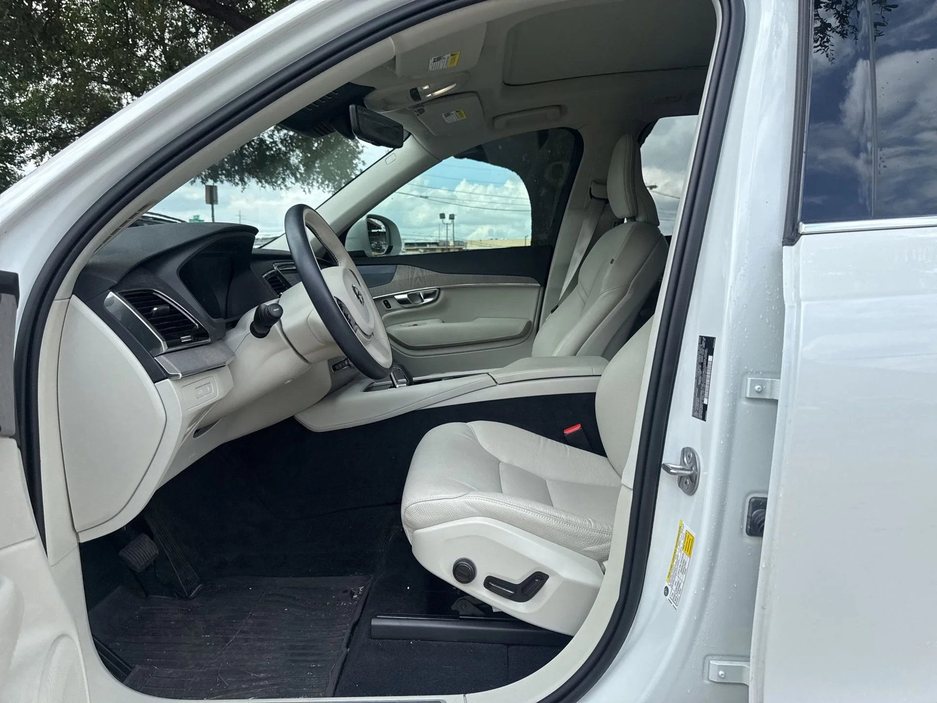 Used 2025 White Volvo T8 Plus image 9
