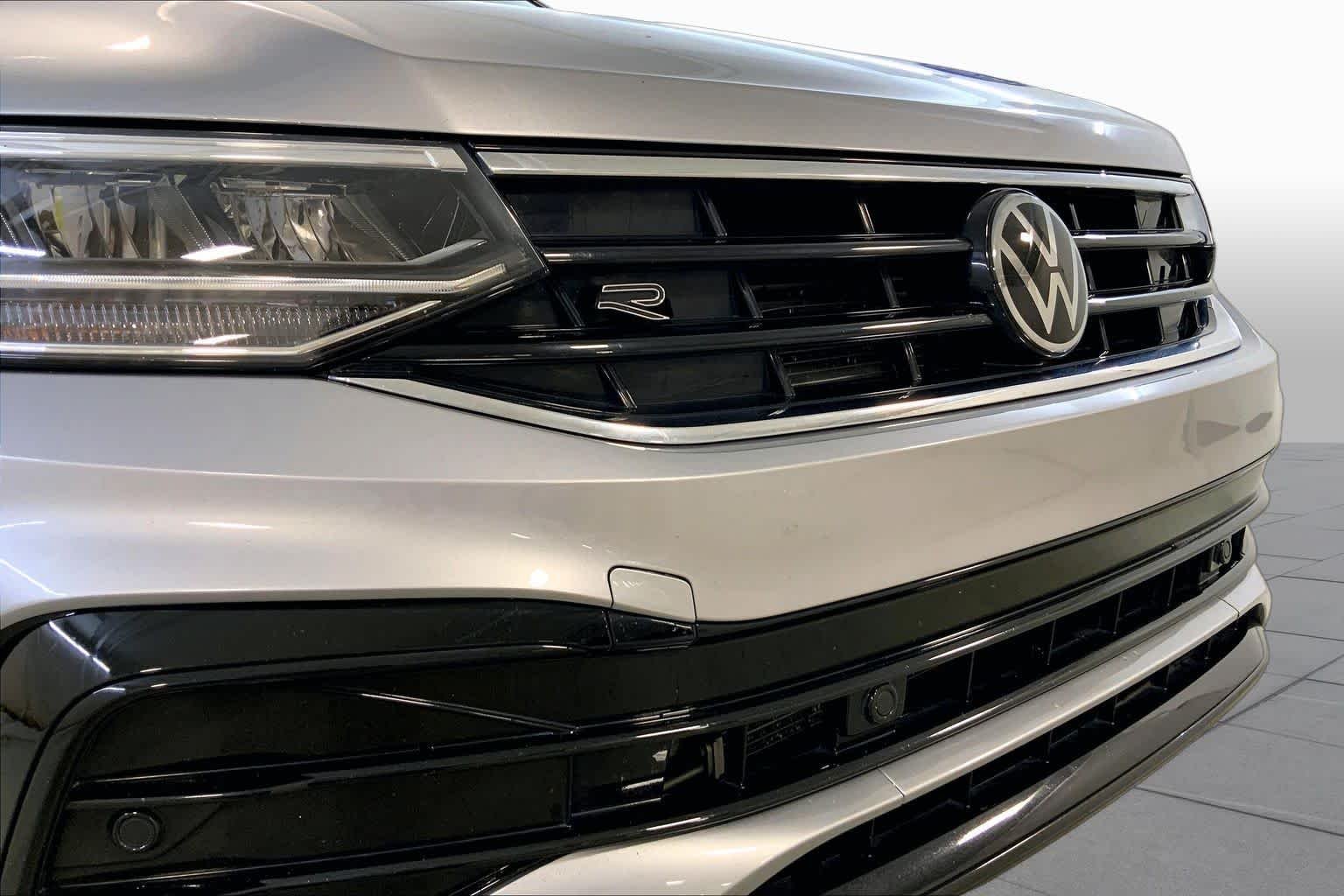 Used 2024 Pyrite Silver Metallic Volkswagen SE R-Line Black image 32