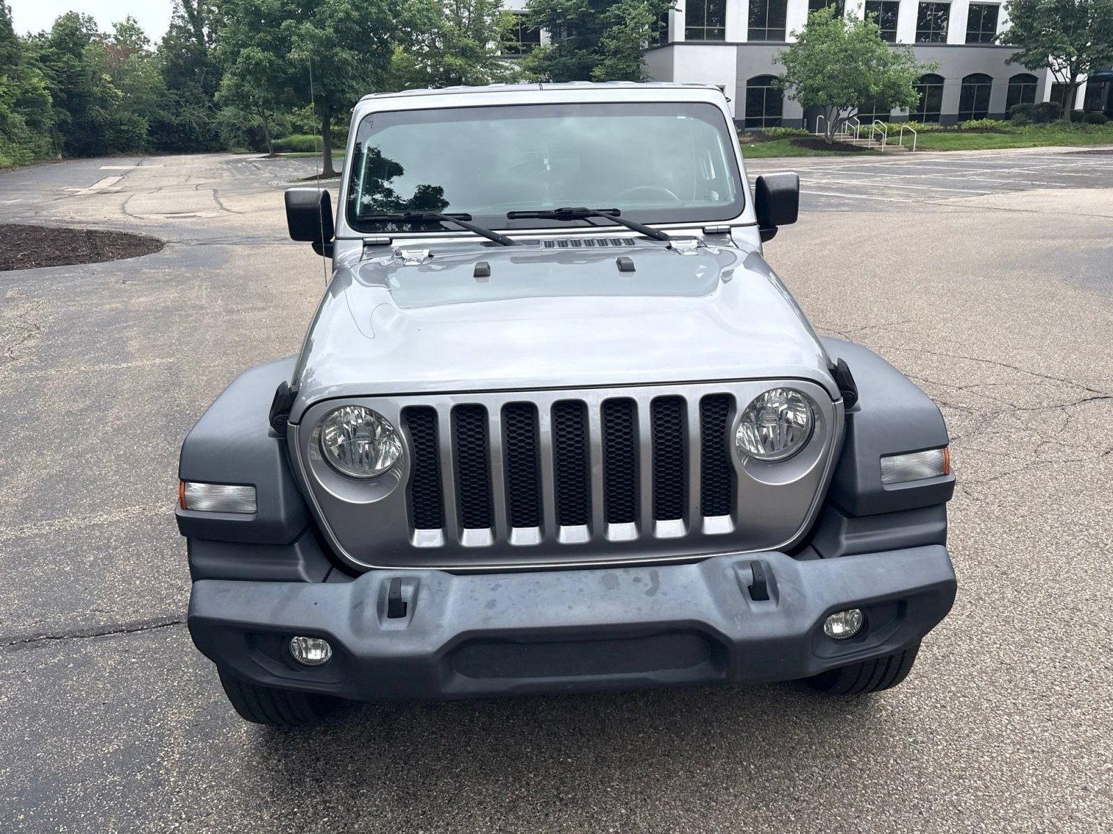 Used 2018 Billet Silver Metallic Clearcoat Jeep Sport S image 14