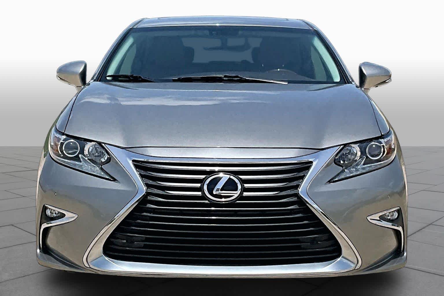 Used 2016 Atomic Silver Lexus  image 4