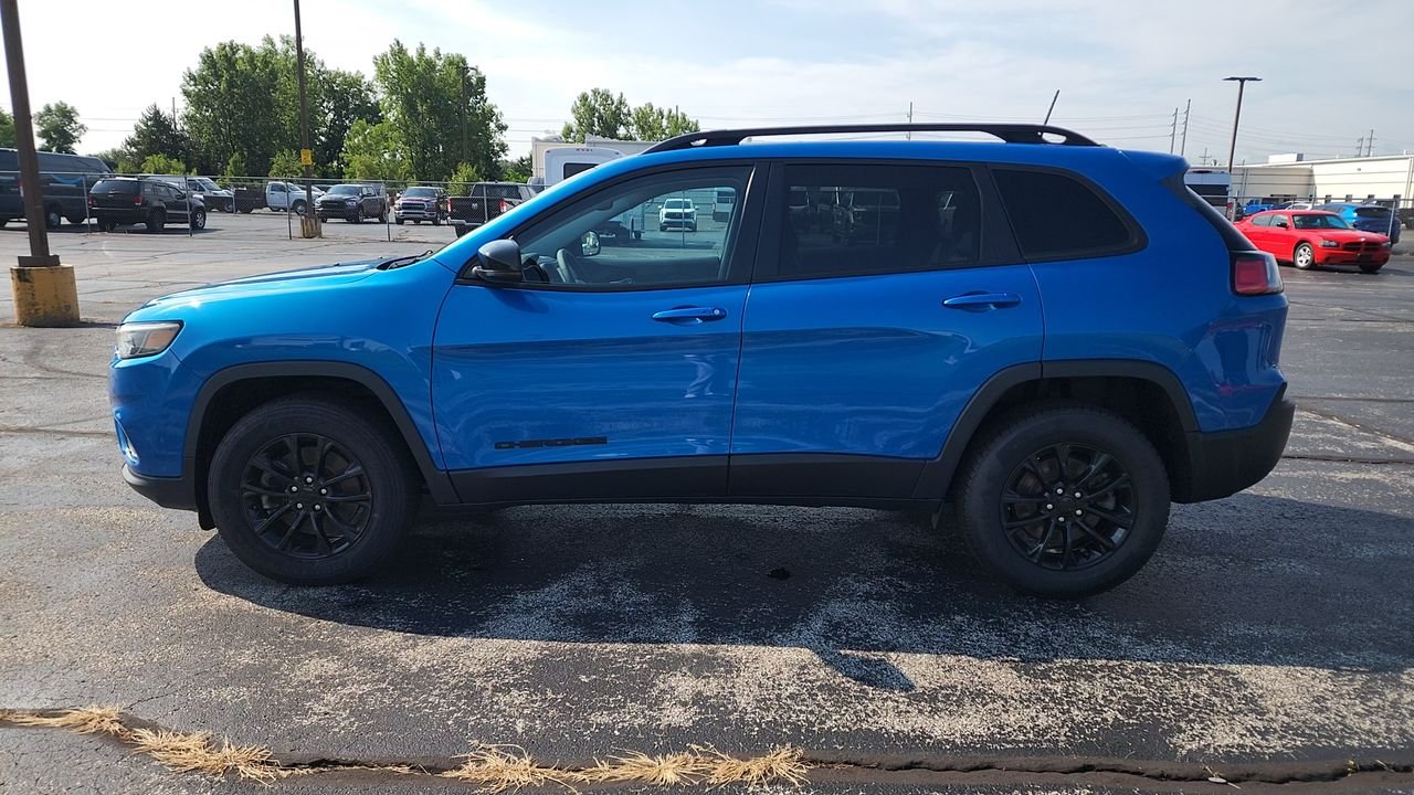 Used 2023 Hydro Blue Pearlcoat Jeep Altitude Lux image 5
