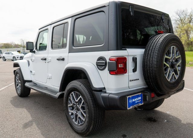 Used 2025  Jeep Sahara image 5