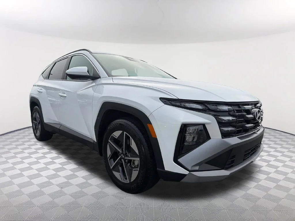 Used 2025 White Hyundai SEL image 3