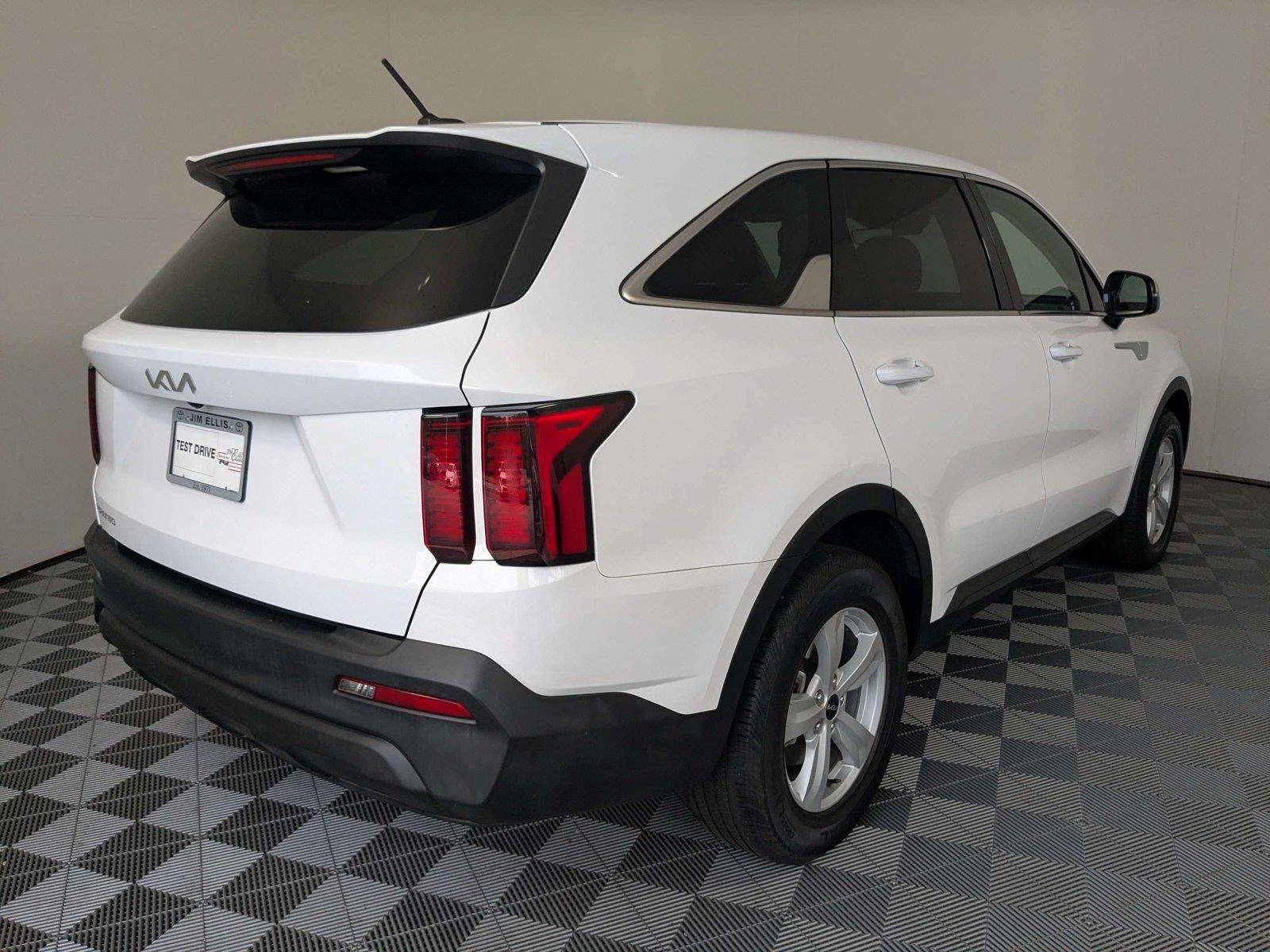 Used 2023 Glacial White Pearl Kia LX image 5