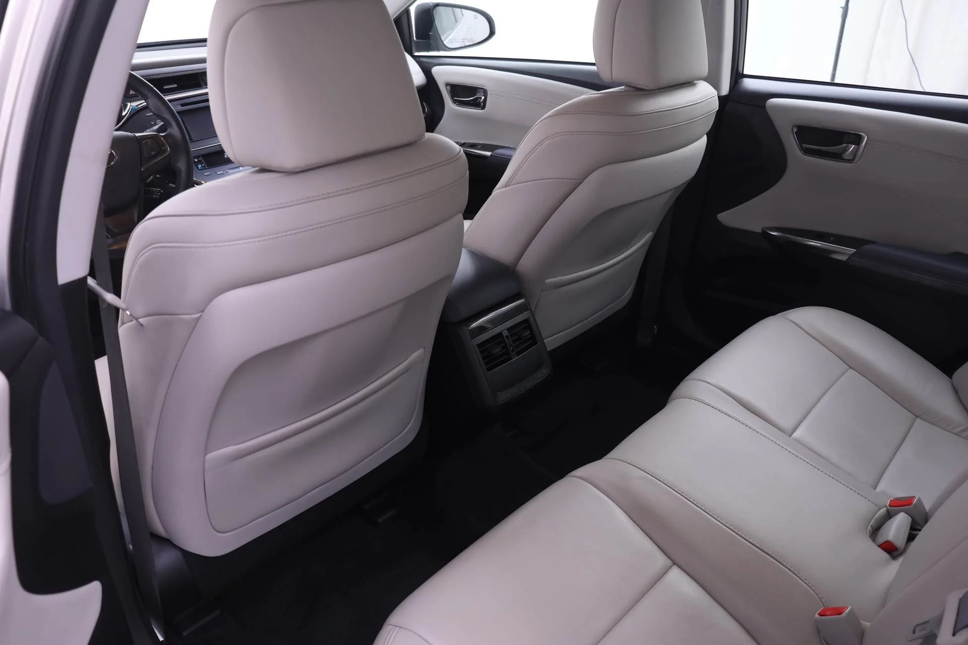 Used 2014 Classic Silver Metallic Toyota XLE image 10