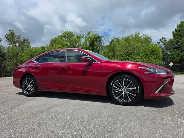 2025 Lexus ES 300h 300h's photo
