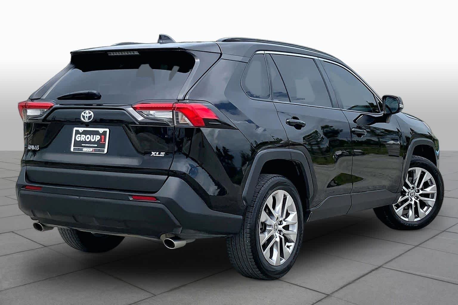 Used 2021 Midnight Black Metallic Toyota XLE Premium image 13