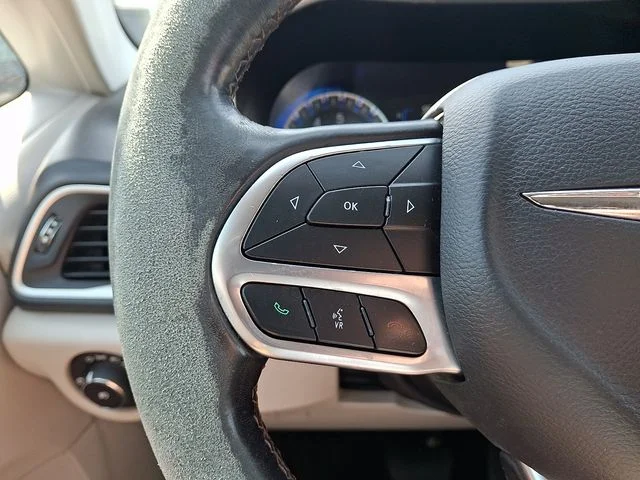 Used 2020 Brilliant Black Crystal Pearlcoat Chrysler Touring L image 22