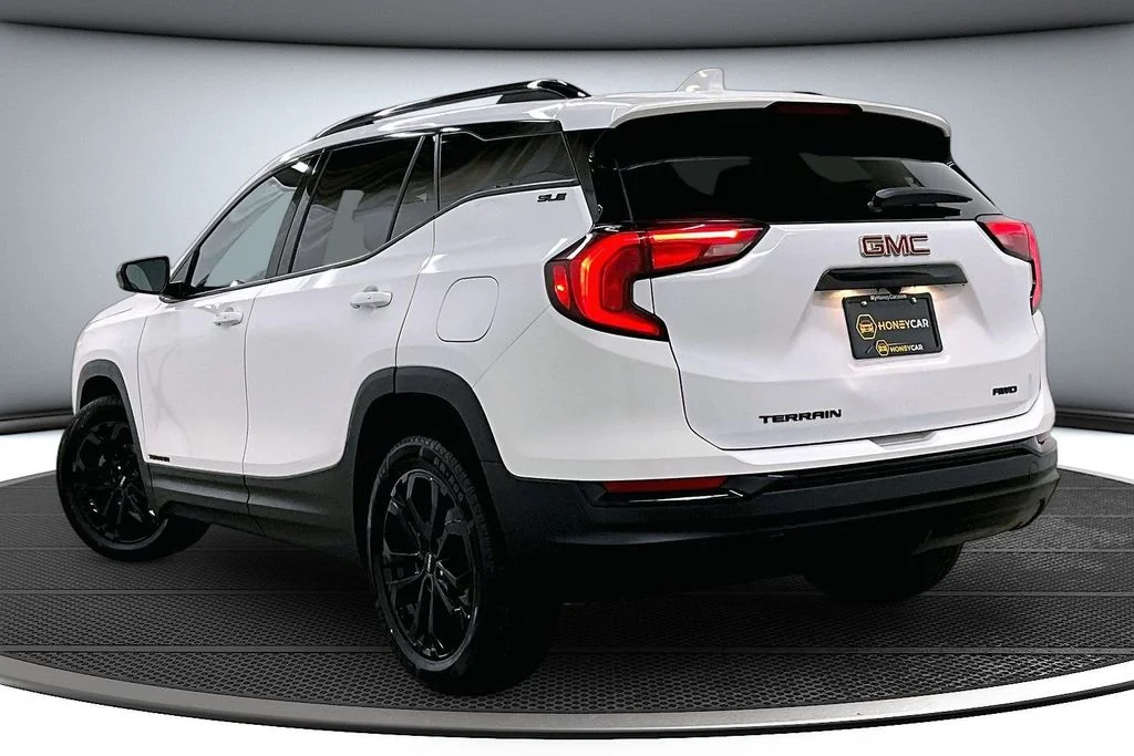 Used 2021 White GMC SLE image 4