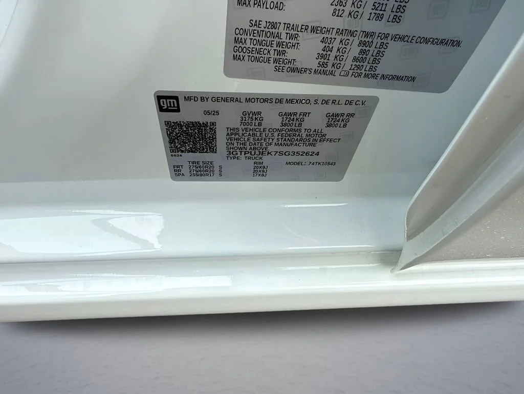 Used 2025 Summit White GMC Elevation image 37