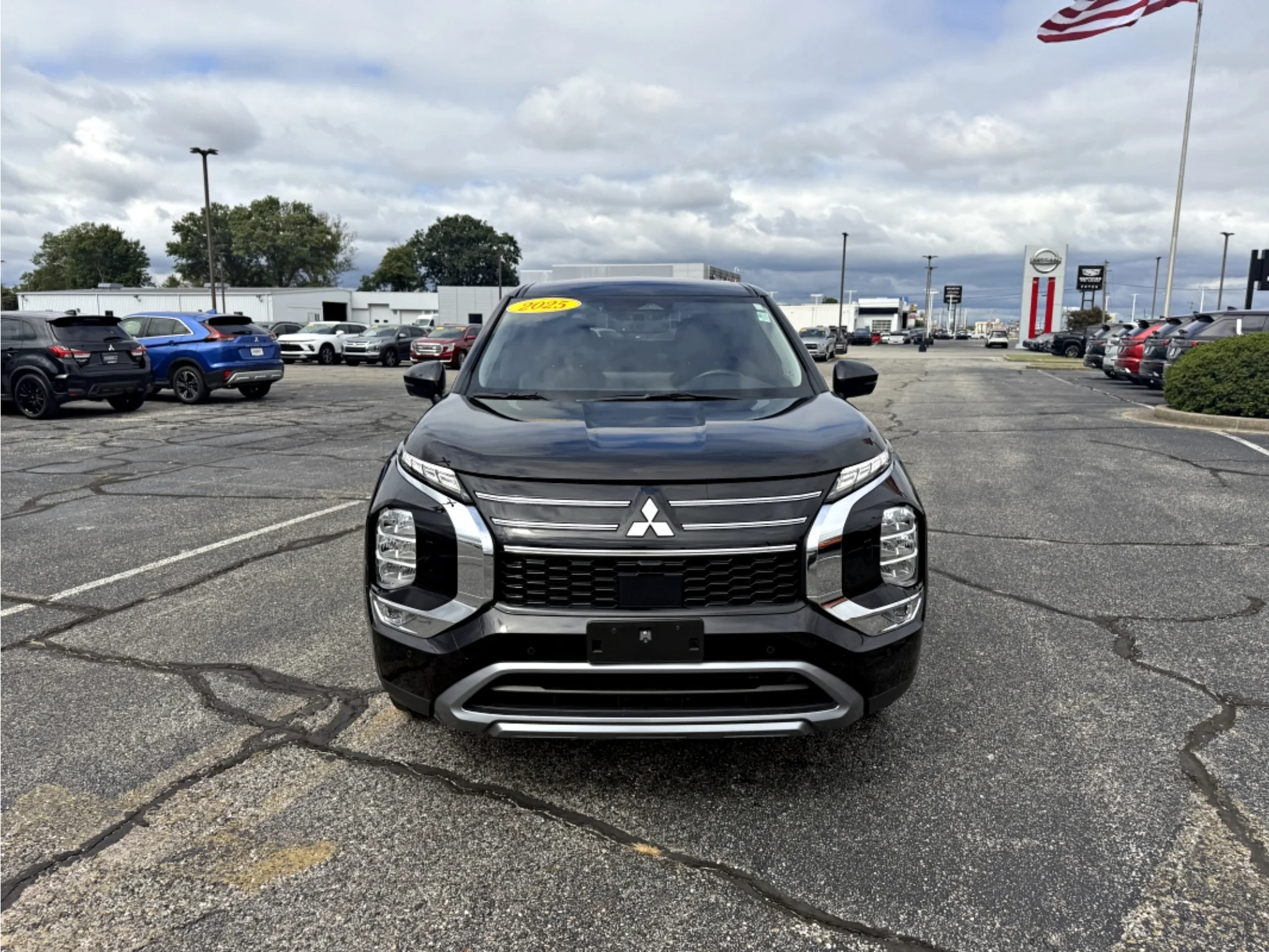 Used 2025 Black Mitsubishi SE image 2