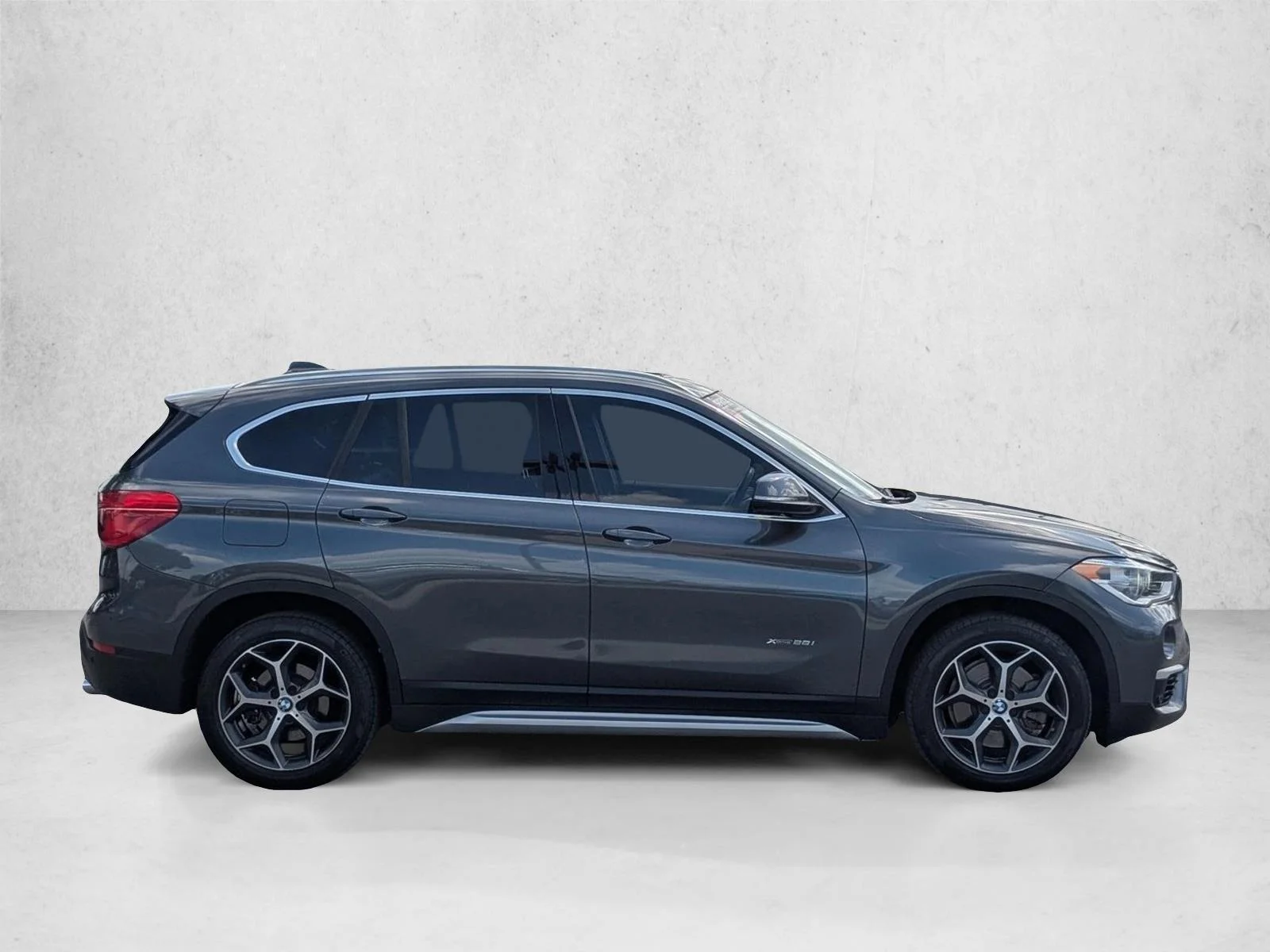 Used 2018 Alpine White BMW xDrive28i image 4