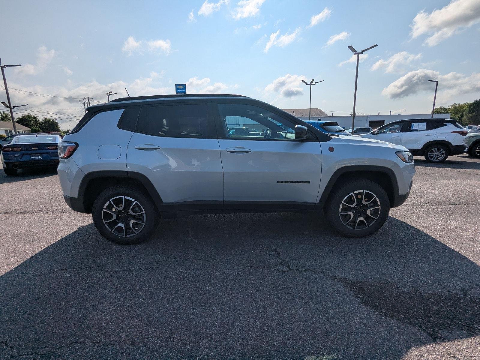 Used 2025 Silver Zynith Metallic Clearcoat Jeep Trailhawk image 8