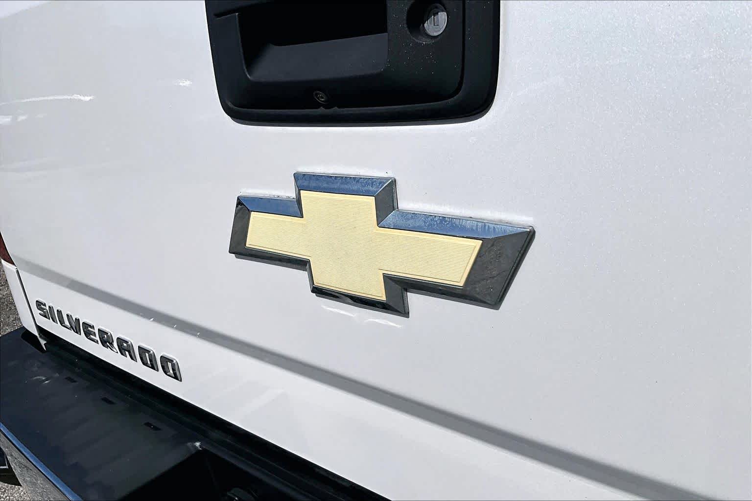 Used 2018 Iridescent Pearl Tricoat Chevrolet LTZ image 31