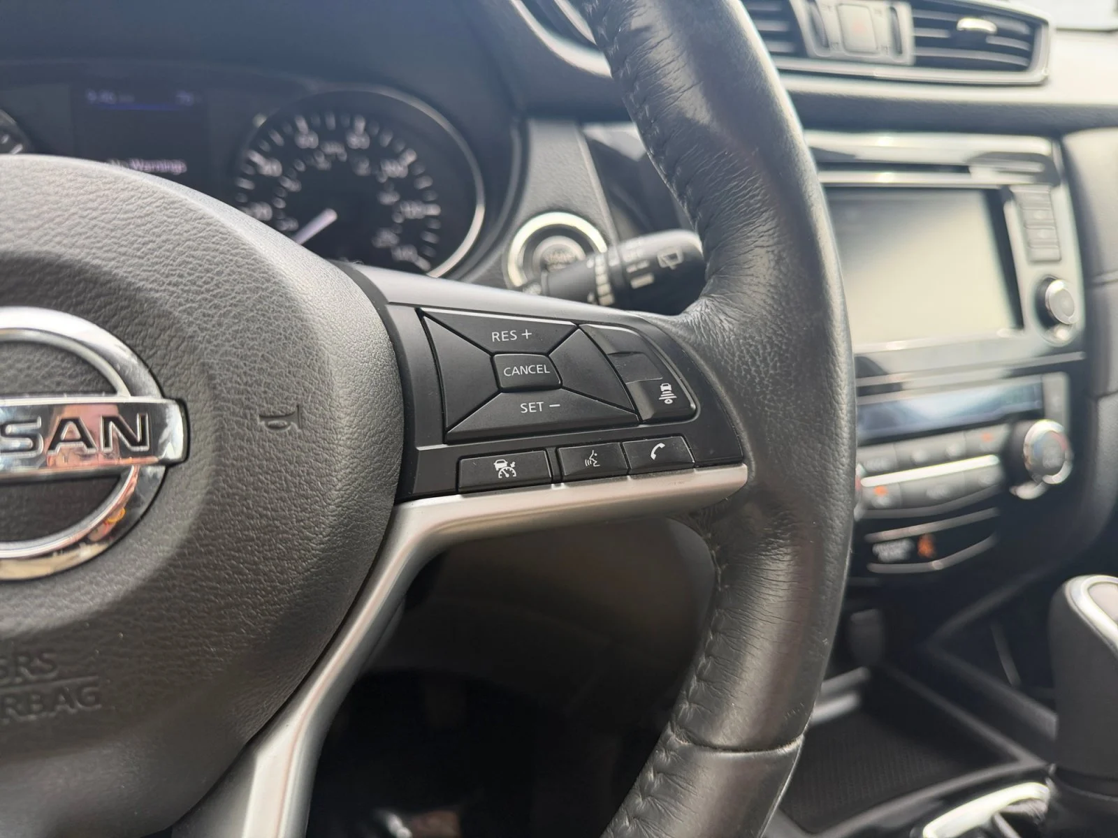 Used 2018 Pearl White Nissan SV image 12