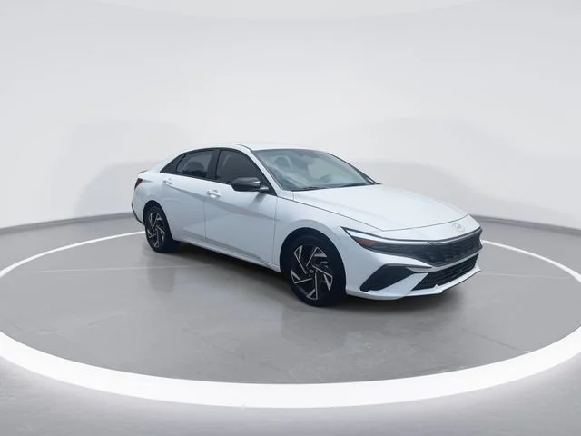 Used 2025 White Hyundai SEL Sport image 2