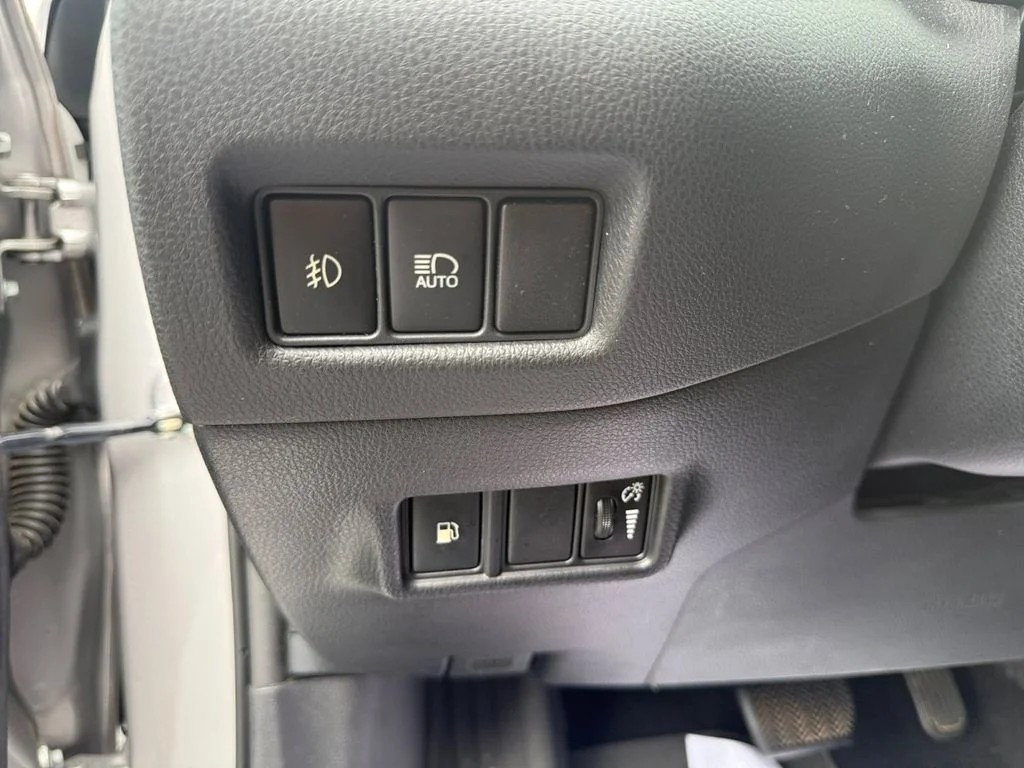 Used 2018 Silver Toyota XLE Premium image 26