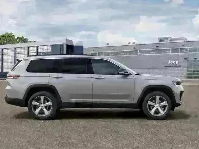 New 2026 Silver Zynith Exterior Paint Jeep Limited image 12