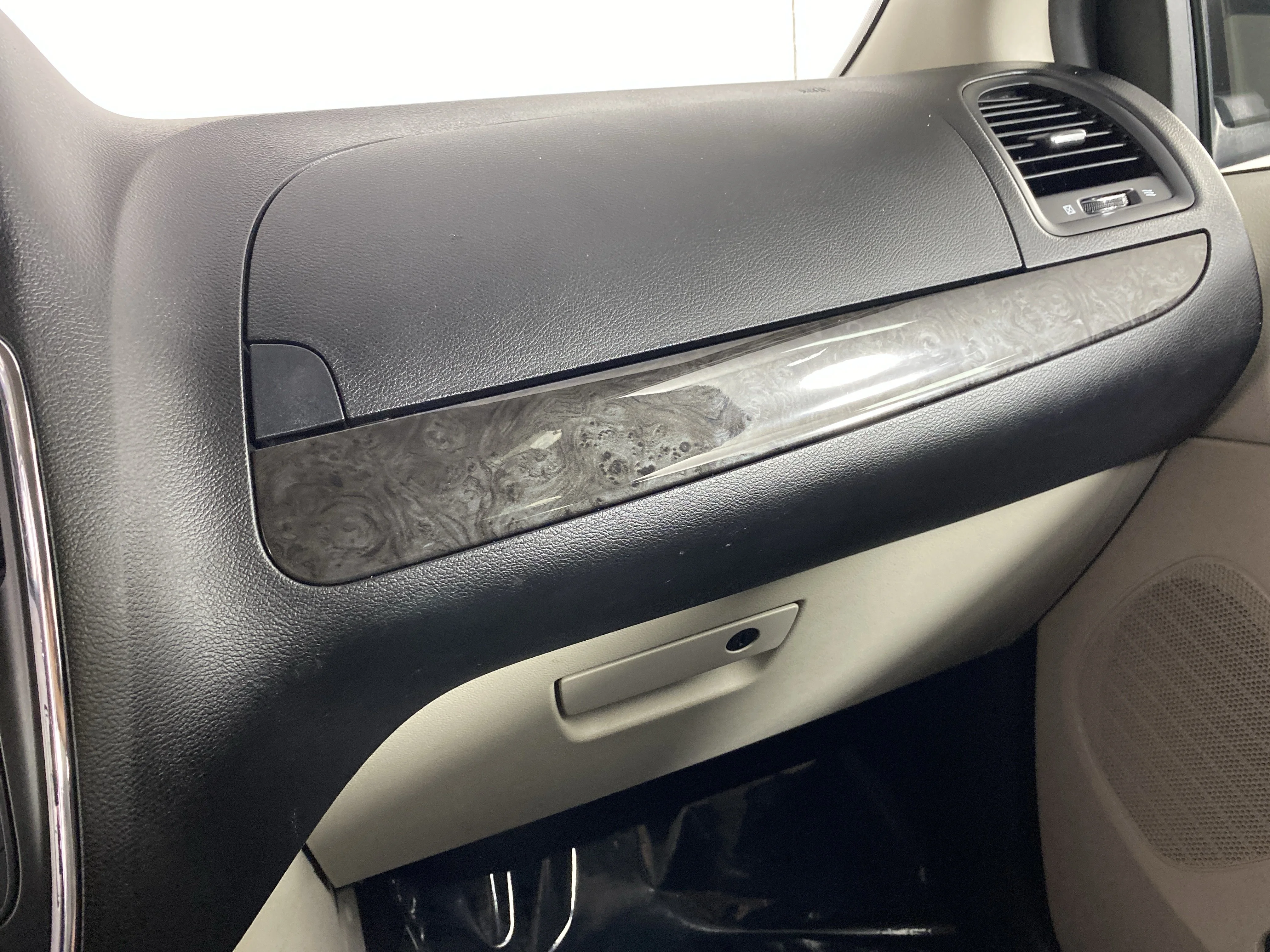 Used 2019 Black Onyx Crystal Pearlcoat Dodge SE image 29
