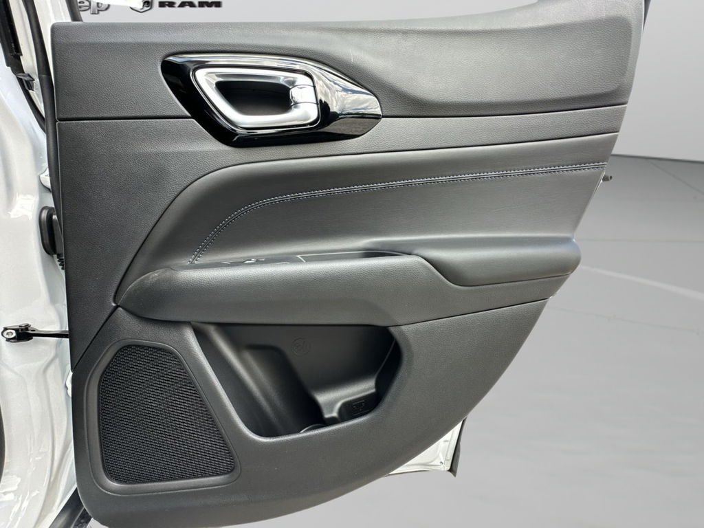 New 2026 Bright White Clear-Coat Exterior Paint Jeep Latitude image 26
